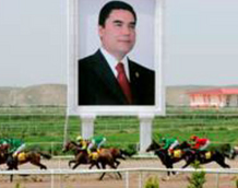 competition 218 172 - زمین خوردن رئیس جمهور ترکمنستان در مسابقه سوارکاری