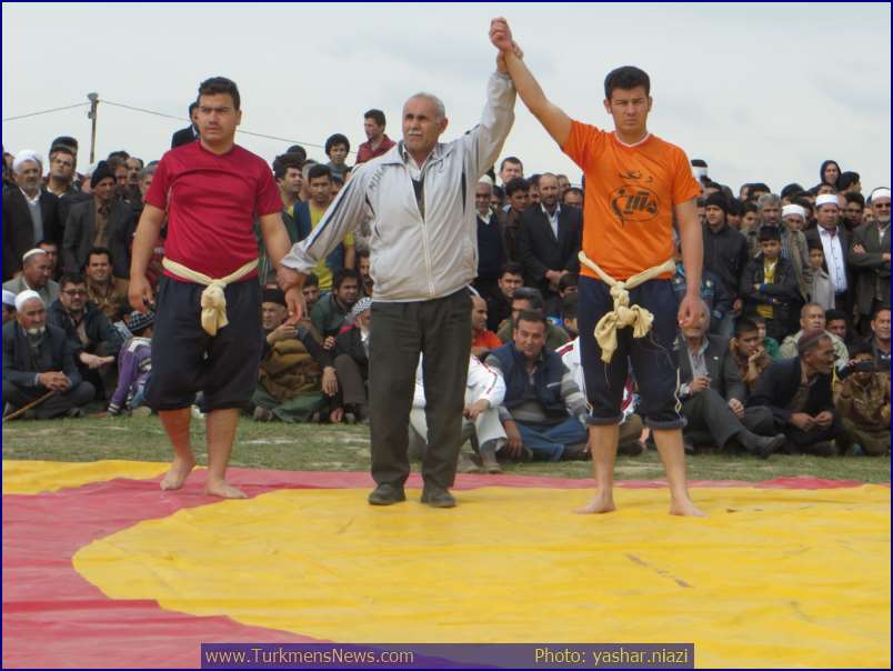 5 Farvardin 42 - مسابقات کشتی ترکمنی (گؤرش) در دهکده توریستی آق‌قلا برگزار شد